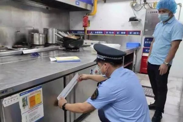 胖哥俩在执法人员检查前丢弃食材 吃死螃蟹有什么危害