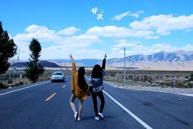 女子景区抱电脑边工作边游玩，这样的旅游还有意义吗？