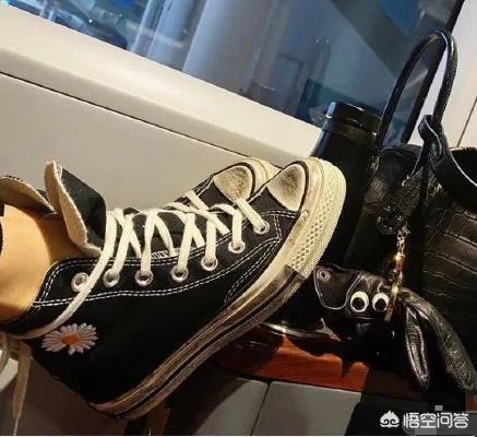 王子文高铁踩桌板是否应该被谴责？