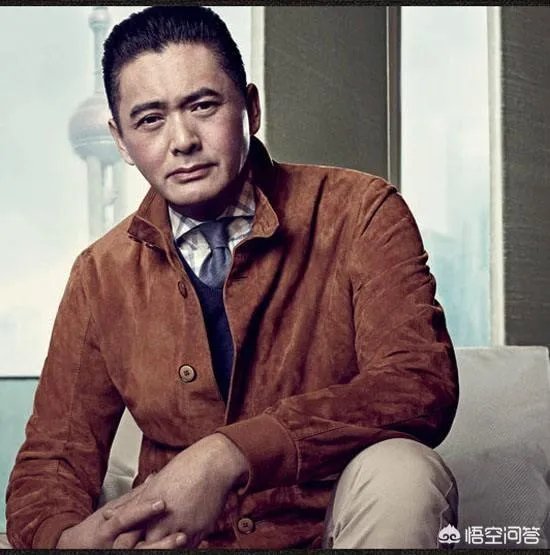 周润发每月花800港元，却计划捐献个人的56亿港元，你怎么看？