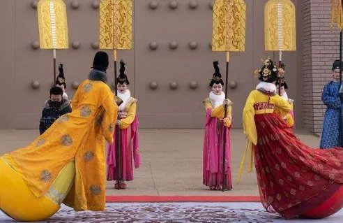 如何看待不倒翁小哥回应借粉丝敛财一事?