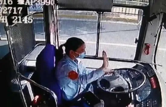 小女孩向礼让司机行公主礼 事件详情经过及画面曝光