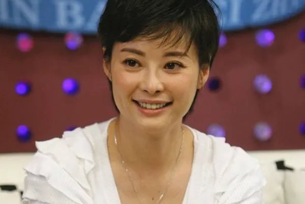 袁立去香港上学了，网友为什么对她信仰基督教呈现两极化态度？