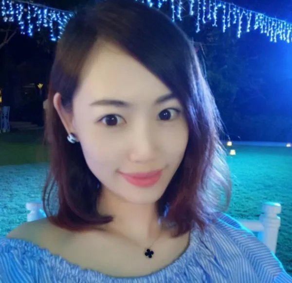 马蓉一身潮牌现身机场，从未有过的坦然笑对拍照，应了一句什么成语？