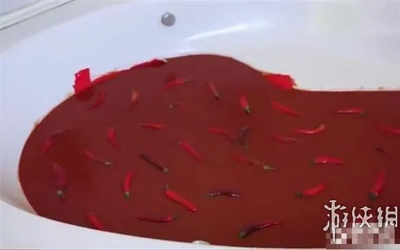 这酸爽简直要上天啊！国外小伙用1250瓶辣椒酱泡澡