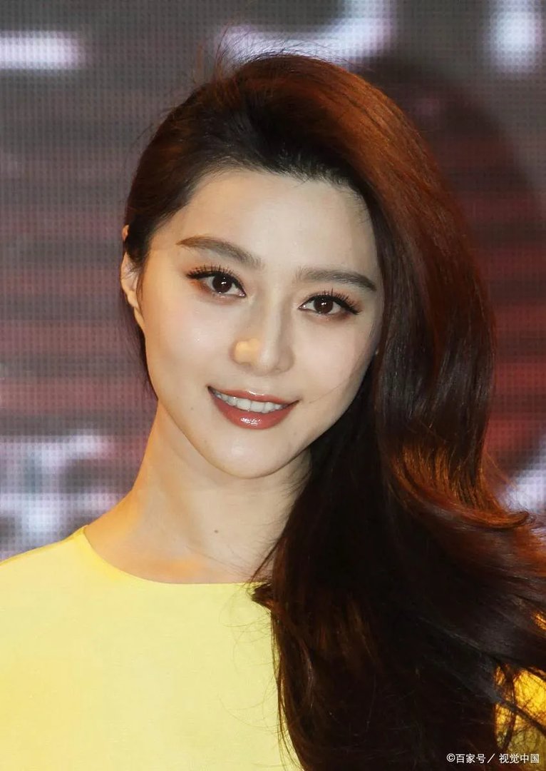 范冰冰参加过生日聚会，和员工合影的照片太出众了，她身边的男人是谁？