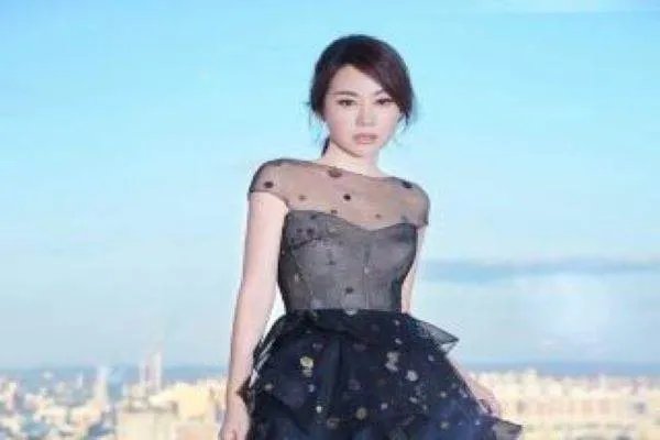 闫妮真的找了一个小鲜肉男友吗？