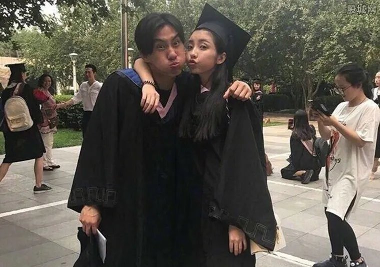 豆得儿晒毕业照 与男同学合影照片曝光