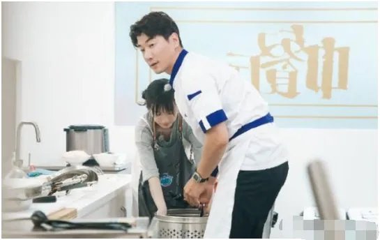 《中餐厅》中张亮不小心说漏已非单身,与妻子莫非是假离婚?