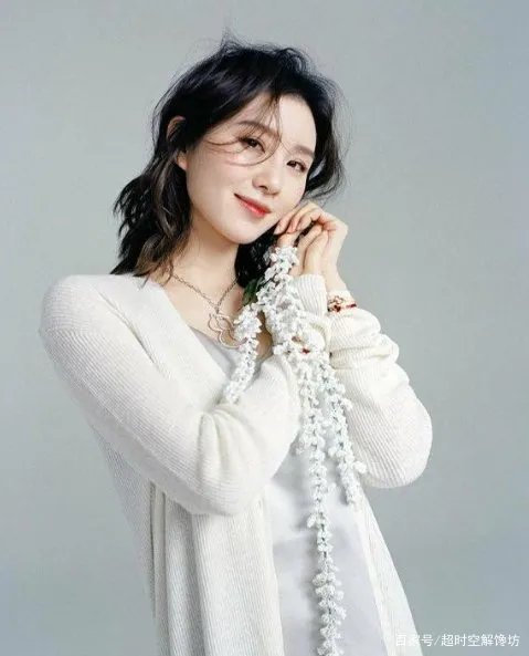 刘诗诗水果写真，黑色柔卷发搭配白衫仙气十足，温柔优雅有多精致？