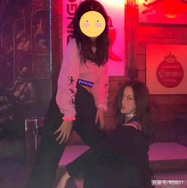 王菲女儿李嫣术后治疗好兔唇，长得像年轻王菲，惊艳众人，你认为呢？