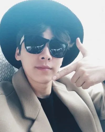 出道八周年李易峰晒自拍卖萌  《青云志》小凡碧瑶甜蜜相会