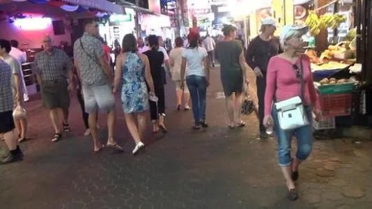 中国游客在泰国遭武装人员抢劫，事件有何具体细节？