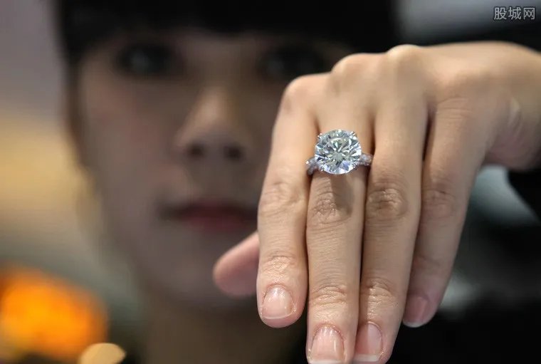 2.1克拉钻戒多少钱 主打轻奢风还是比较便宜的！