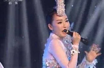 人家是公司要求假唱，她不服故意把麦拿反来对抗，自己有真本事，