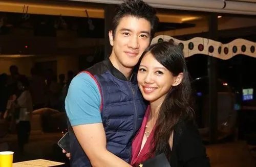 李靓蕾深夜再发文回应王力宏的文章，此事暴露了哪些信息？