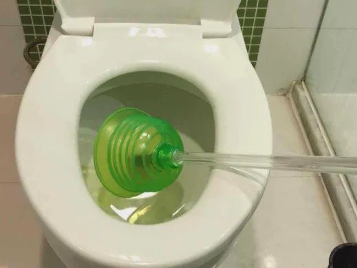 马桶严重堵塞滴水不漏怎么处理
