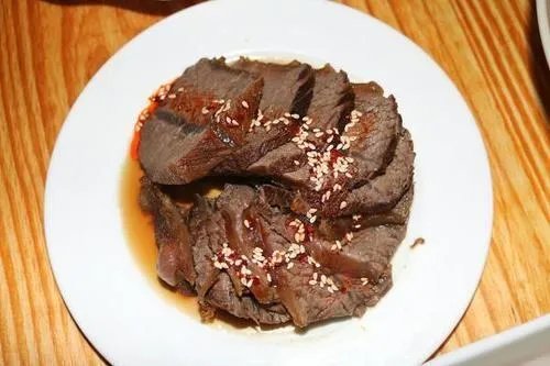 牛肉价格很贵，为什么超市的酱牛肉却很便宜？