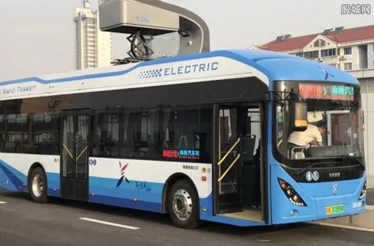 上海首条BRT正式通车 高峰时段发车间隔5至8分钟