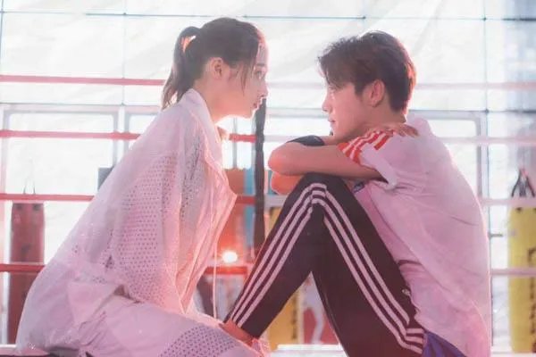 关晓彤录视频窗帘跟鹿晗同款，两个人真的同居了吗？