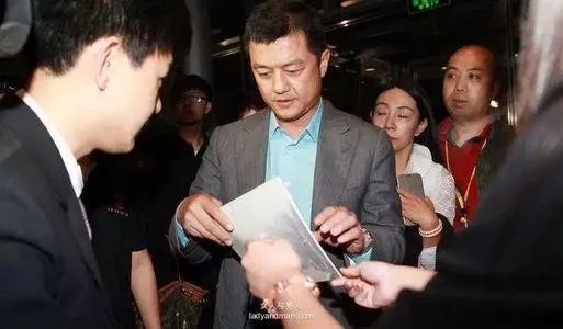 李亚鹏拖欠4000万一案重审，官方对此作出了怎样的解释？