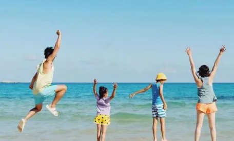 孙俪又晒全家福，海边游玩画面太幸福，家和万事兴说的就是他们，羡慕吗？