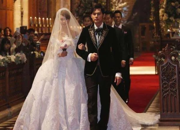 昆凌是多大和周杰伦结的婚?