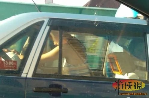 出租车内车震司机旁观全过程 盘点娱乐圈车震门