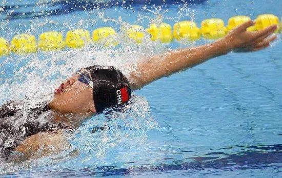 学游泳先学哪种泳姿好？初学者要注意什么？