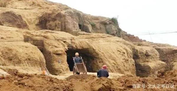 千年古墓有9条盗洞，文物却一件也没丢，专家打开石棺后发现了什么？