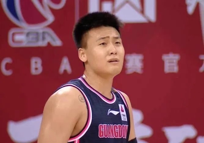 CBA给郭艾伦开出巨额罚单，该金额是根据什么判定的？