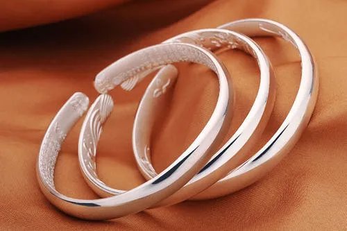 银镯子带左手还是右手 银镯子的正确戴法是什么