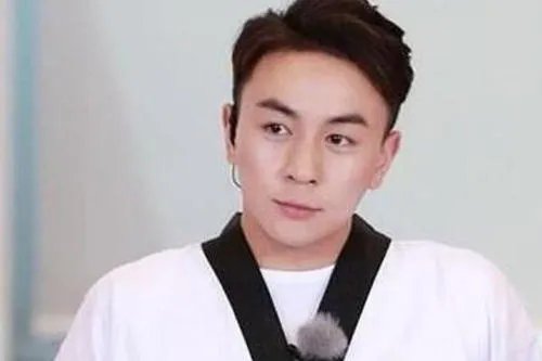 释小龙开豪车带美女游玩，一直没有作品的他为什么这么有钱？