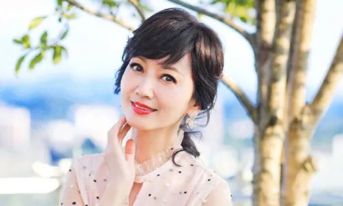 赵雅芝晒白素贞飞行自拍，赵雅芝这是在缅怀青春吗？