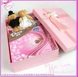 我想问一下100元左右的德芙巧克力有那些。 最好有图片。还有那个心形的德芙巧克力的包装的要多少钱呢。