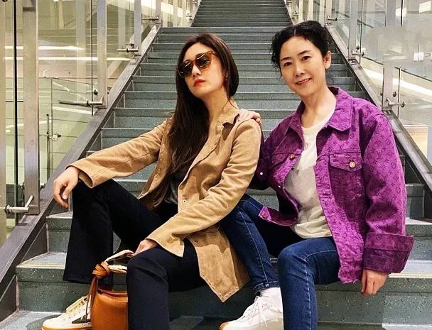 刘芸晒妈妈照片被辱骂怒怼网友，明星为何不喜欢被质疑？