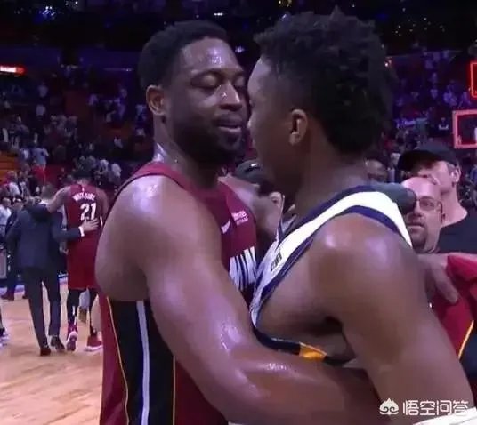 韦德这个赛季换了几件球衣了?都是跟谁交换的?