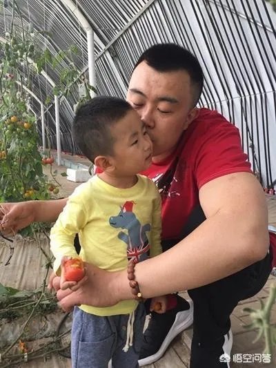 韩德君每场比赛都给观众鞠躬，夺冠后帮母亲下田种菜，你怎么看？