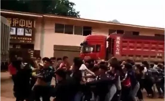 50名中学生群殴是怎么回事？