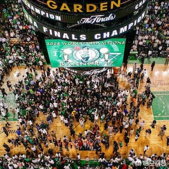 绿军落后22分，球迷们全场站起来为球队打气，怎么评价波士顿球迷？