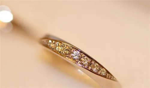 订婚戒指什么时候戴比较好 如何正确的佩戴订婚戒指