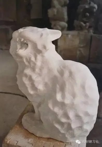 用大理石雕塑固定小动物精彩瞬间