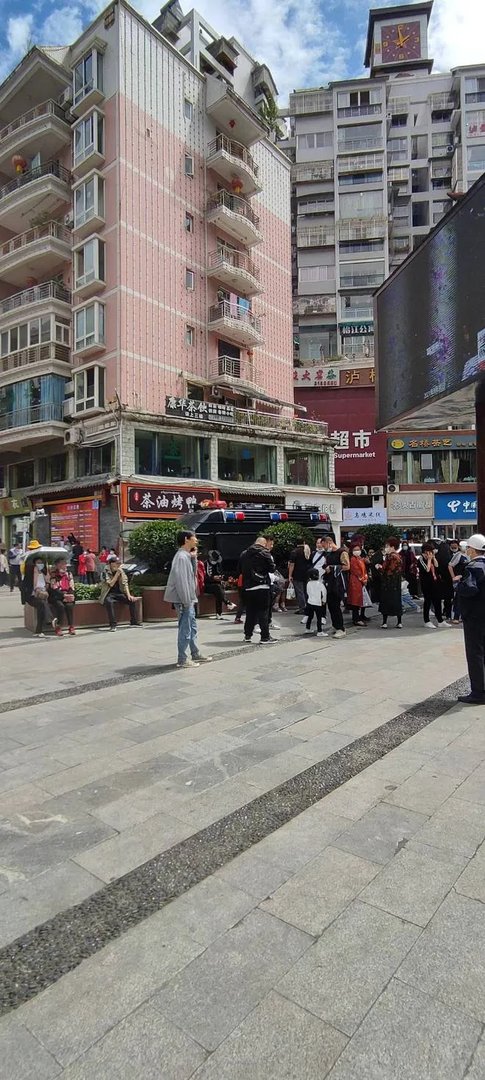 泸定地震山体塌方致2伤 房屋坍塌有人被压