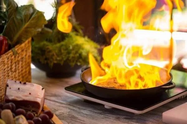 一些外国人观察到的细节：为什么中国人的烹饪火焰那么高？