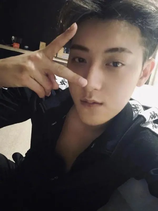 黄子韬在父亲去世后的首次现身，是什么样的状态呢？