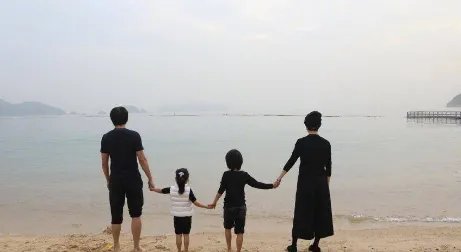 孙俪又晒全家福，海边游玩画面太幸福，家和万事兴说的就是他们，羡慕吗？