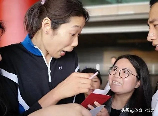 ZhuPerb！拿出结婚证给朱婷签名的暖心，球迷为朱婷写歌，这件事让你感动了吗？