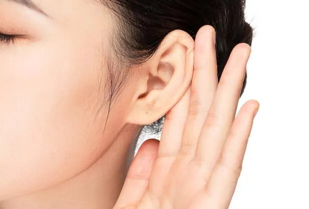 游泳时耳朵进水可用哪种方法排出