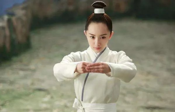 感觉杨幂的发际线低了些，是去植发了吗？