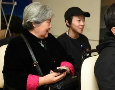 窦靖童给奶奶庆生，如何评价窦靖童的性格？